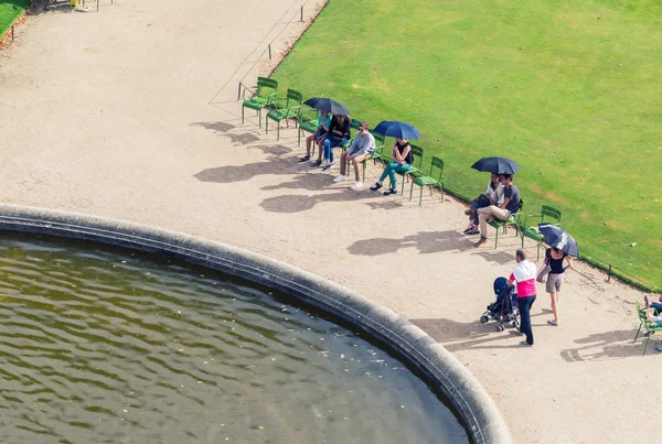 Turisti godere di una bella giornata estiva, Tuileries Giardini — Foto Stock