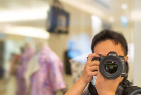 Tourist taking pictures with camera indoor — Stock Photo, Image