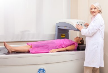 Kadın hasta geçiren x-ray tarama