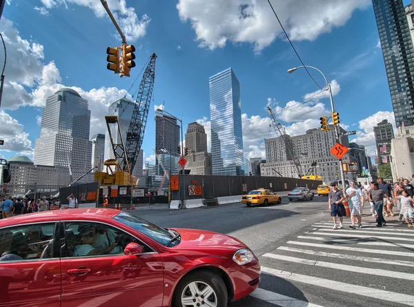 Turistit kävellä pitkin kaupungin kaduilla New Yorkissa — kuvapankkivalokuva