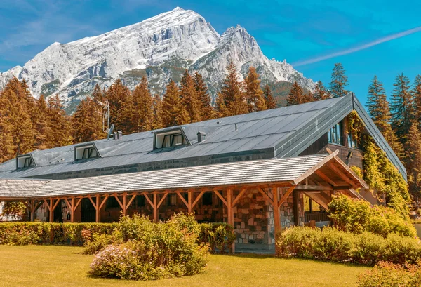 Edificio in mezzo alla valle delle montagne — Foto Stock