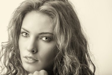 Beyaz kız kamera için poz