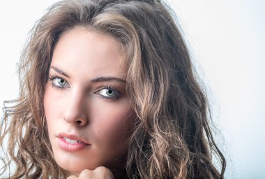 Beyaz kız kamera için poz