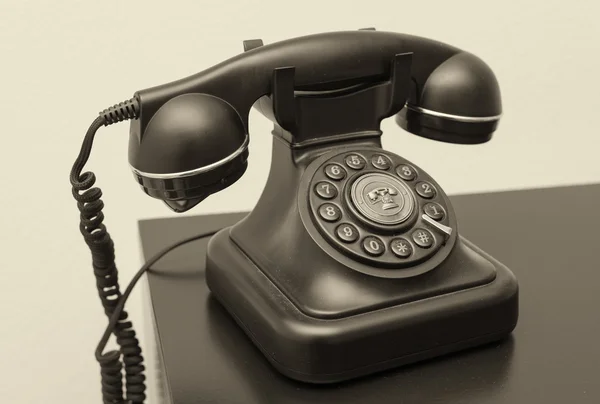 Retro obrotowy telefon na drewnianym stole — Zdjęcie stockowe