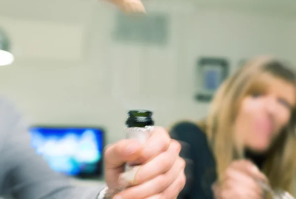 Imagem turva do homem mão abrindo uma garrafa de champaign — Fotografia de Stock