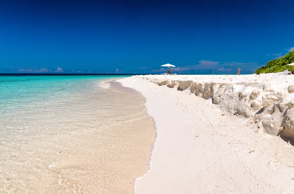 Arena blanca de la isla de Maldivas . — Foto de Stock