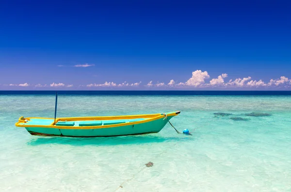 Barco colorido en un maravilloso océano cristalino — Foto de Stock