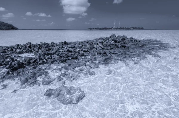 Crystal clear sea of tropical island — Stock Photo, Image