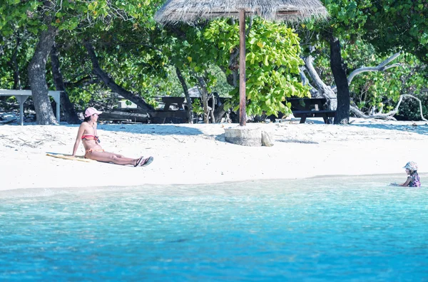 Мати і дочка розслабляючий на Мальдівських пляжі — стокове фото
