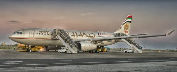 MALE, MALDIVES - FEBRUARY 10, 2015: Etihad Airbus 330 siap untuk t — Stok Foto