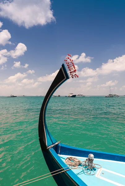 Nase des Bootes. Klare Skyline und Wasser auf den Malediven — Stockfoto