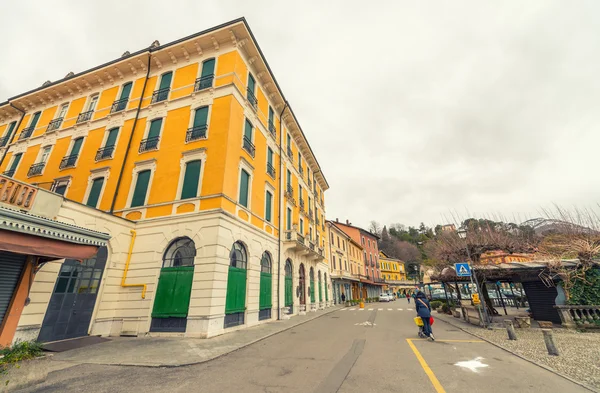 BELLAGIO, ITALIA - 4 DE MARZO DE 2015: Las calles de la ciudad en un día de invierno. B) — Foto de Stock