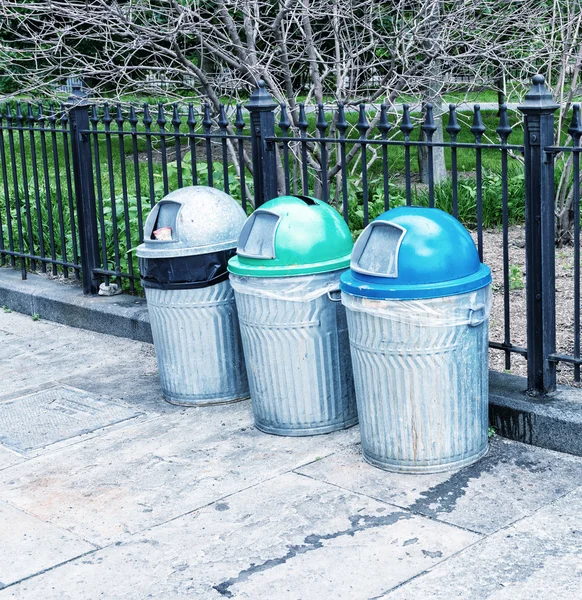 Papperskorgen behållare för papper burkar — Stockfoto