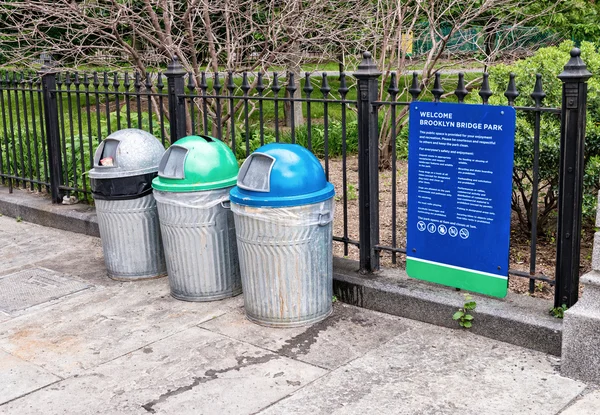 Mülltonnen für Papierdosen — Stockfoto