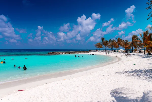 Locals and tourists relax on city beach — Stock Photo, Image