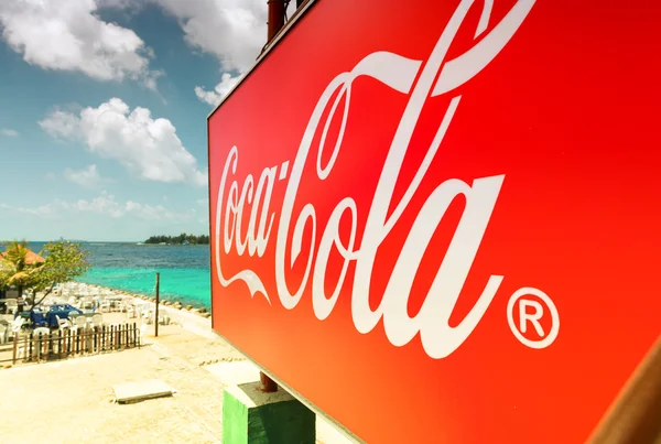 可口可乐标志城市的海滩上. — 图库照片