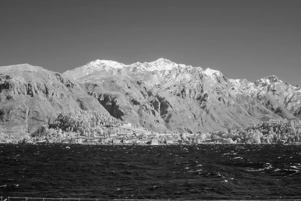 Montañas sobre el Lago de Como, Italia. Vista infrarroja —  Fotos de Stock