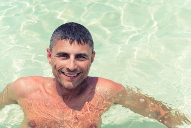 Mutlu adam 40s tropikal suya rahatlatıcı