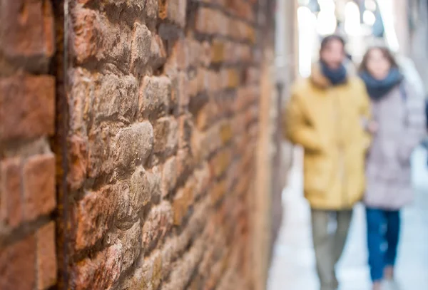 Pandangan kabur dari pasangan muda berjalan di jalan eropa sempit — Stok Foto