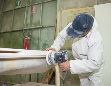 Endüstriyel ortamlar. Electrica ile ahşap tahta planya işçi
