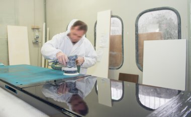 ahşap tahta bir fabrikada çalışan woodworker