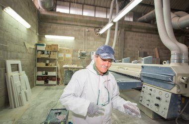 Endüstriyel ortamlar. Electrica ile ahşap tahta planya işçi