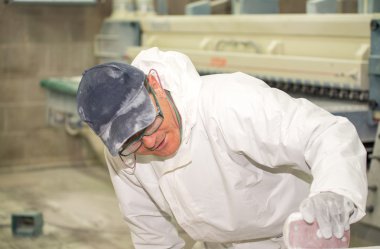 Endüstriyel ortamlar. Electrica ile ahşap tahta planya işçi