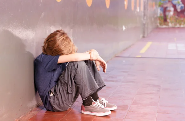 Niño de primaria solo en la escuela. Concepto de aislamiento — Foto de Stock