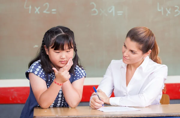 Menina chinesa aprendendo matemática com professor — Fotografia de Stock