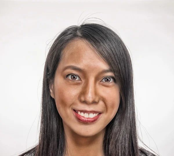 Feliz hermosa chica asiática sonriendo, aislado sobre fondo blanco — Foto de Stock