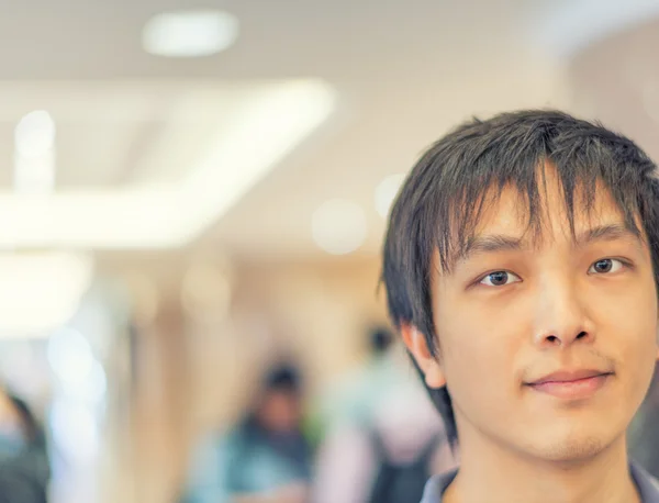 Gelukkig Hongkonger gezicht in een winkelcentrum — Stockfoto