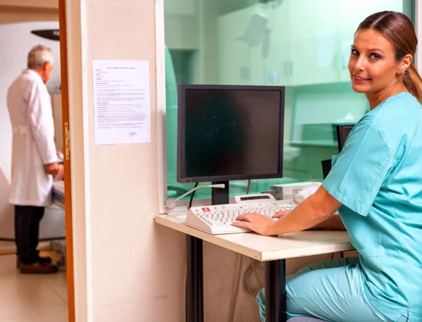 Médico femenino usando su computadora para ayudar al escaneo médico — Foto de Stock