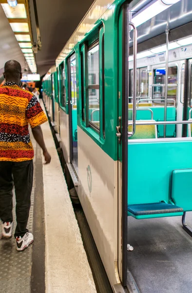 PARIS - JULHO 20, 2014: Metropolitain trem em uma estação de metrô . — Fotografia de Stock