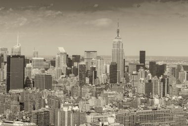 Güneşli bir günde, yeni Midtown Manhattan'ın hava siluetinin çarpıcı