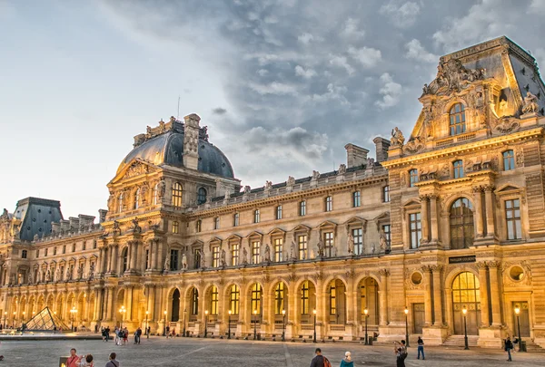 Párizs - 2014. július 20.: Kilátás a Louvre Múzeum komplex. Louvre-Mus — Stock Fotó
