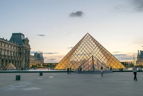 Paris - 20. Juli 2014: Blick auf die Pyramide des Louvre-Museums. Raster — Stockfoto