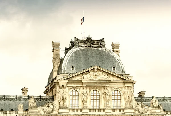 Paris - 20 juli 2014: Vy av Louvren komplex. Louvren Mus — Stockfoto