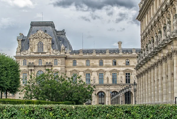 Párizs - 2014. július 20.: Kilátás a Louvre Múzeum komplex. Louvre-Mus — Stock Fotó