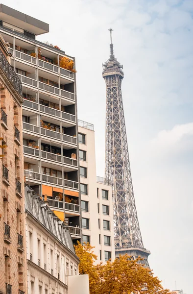 La Tour Eiffel, Paříž. Mezník, obklopen stromy a budovy — Stock fotografie
