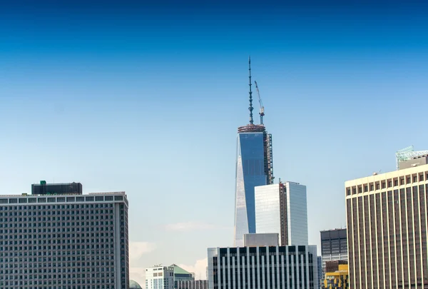 Straßensilhouette von Lower Manhattan an einem schönen sonnigen Tag — Stockfoto