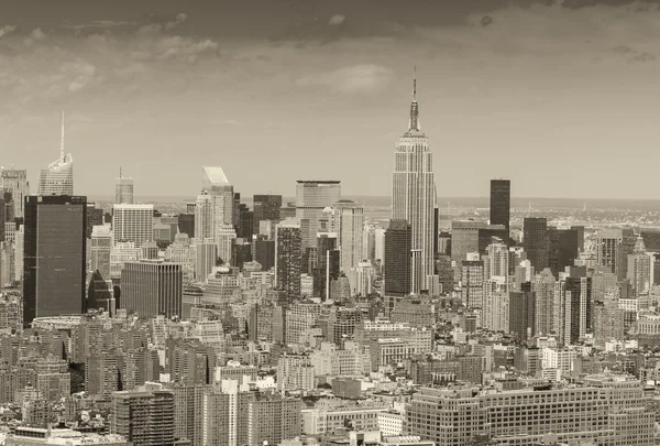 Impresionante horizonte aéreo de Midtown Manhattan en un día soleado, Nuevo — Foto de Stock