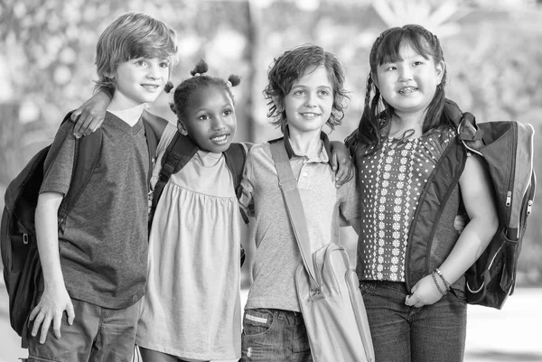 Escena en blanco y negro de niños felices en la escuela — Foto de Stock