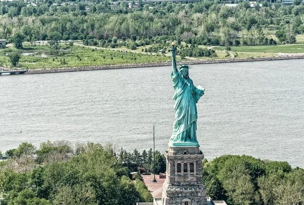 Vista en helicóptero de la Estatua de la Libertad — Foto de Stock