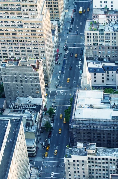 Alacakaranlıkta New York binalar ve gökdelenler, havadan görünümü — Stok fotoğraf
