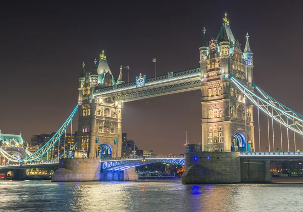 Londyn, Anglia. Wspaniałość Tower Bridge nocą — Zdjęcie stockowe