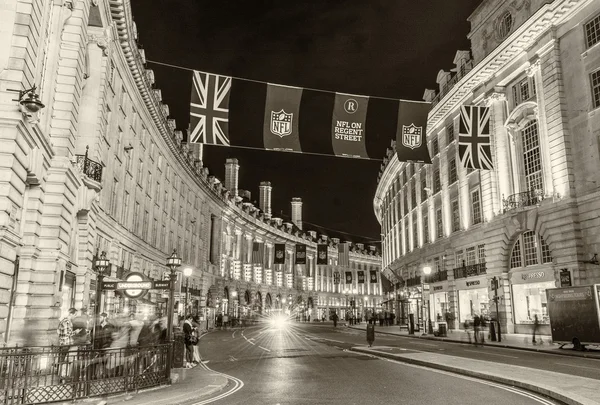 LONDRES - SETEMBRO 28, 2013: Turistas caminham ao longo Regent Street a — Fotografia de Stock