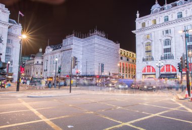 Londra - 28 Eylül 2013: Regent Street boyunca turist yürüyüş bir