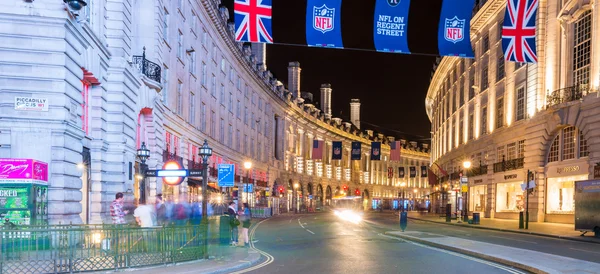 Londen - 21 augustus 2013: Toeristen langs de straten van de stad bij nacht. — Stockfoto