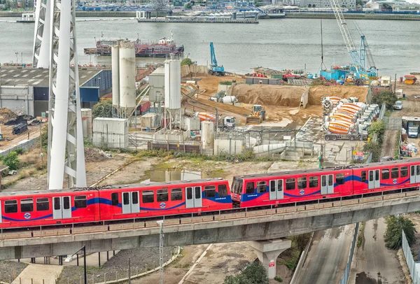 ЛОНДОН - 21 августа 2013 года: Поезд метро над поверхностью. Undergr — стоковое фото