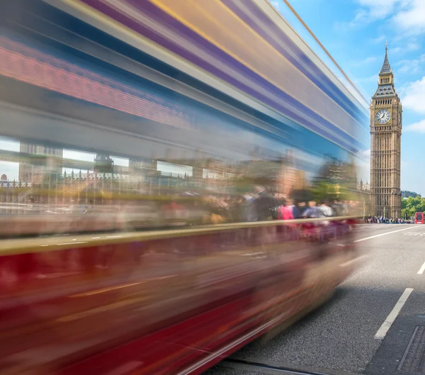 Londra. Sfocate persone in movimento lungo il ponte di Westminster su un sole — Foto Stock